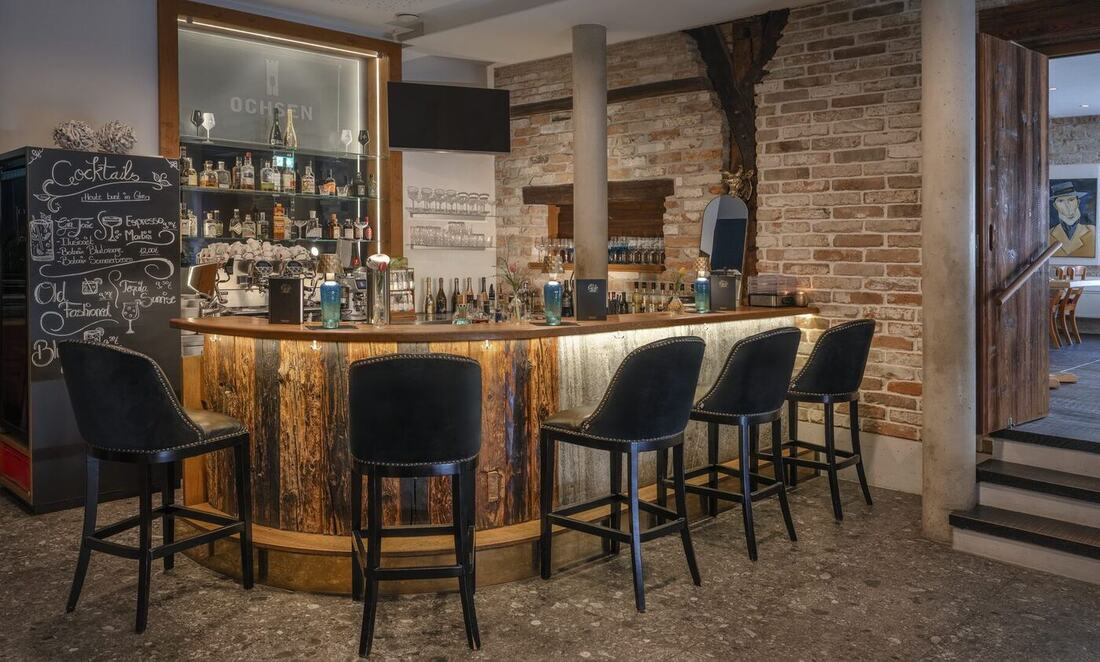 Bar im Restaurant Zum Goldenen Ochsen Ravensburg — runde Theke mit Backsteinwand