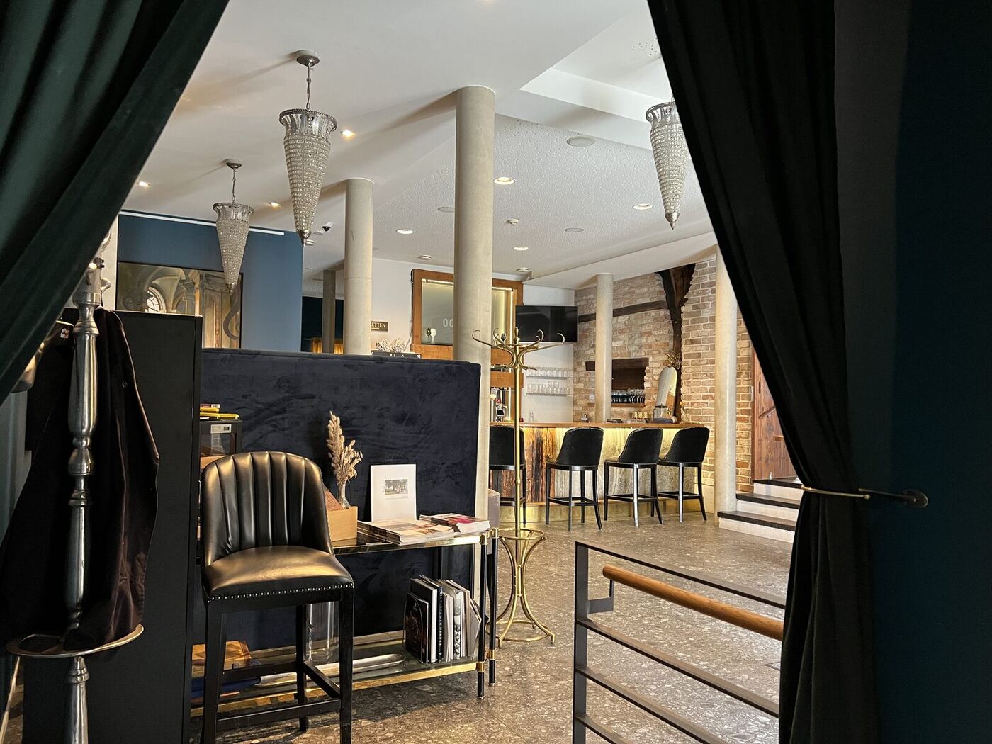 Bar im Restaurant Zum Goldenen Ochsen Ravensburg — Kristallleuchter und Backsteinwand