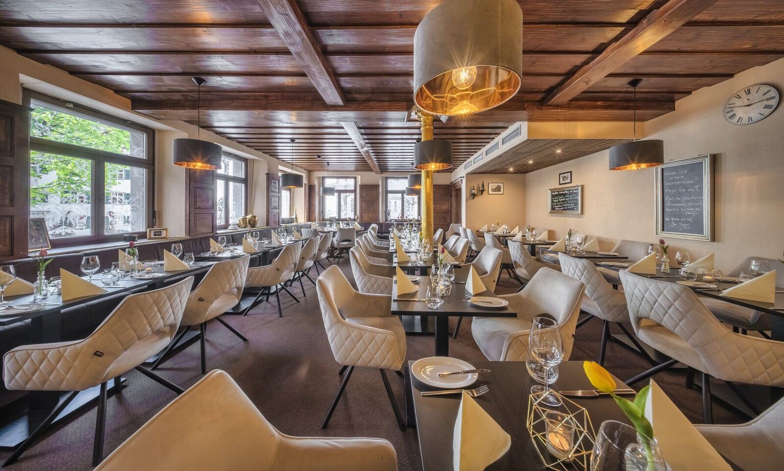 Restaurant Zum Goldenen Ochsen in Ravensburg — Ochsen Stube mit Holzbalkendecke und gepolsterten Stühlen